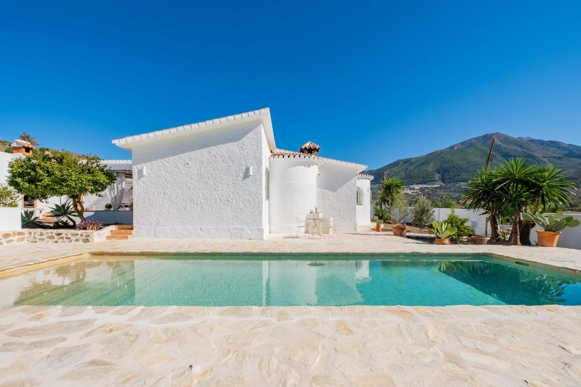 Cayetana - Spacious 4-bedroom With Private Pool Terrace & Bbq Villa *