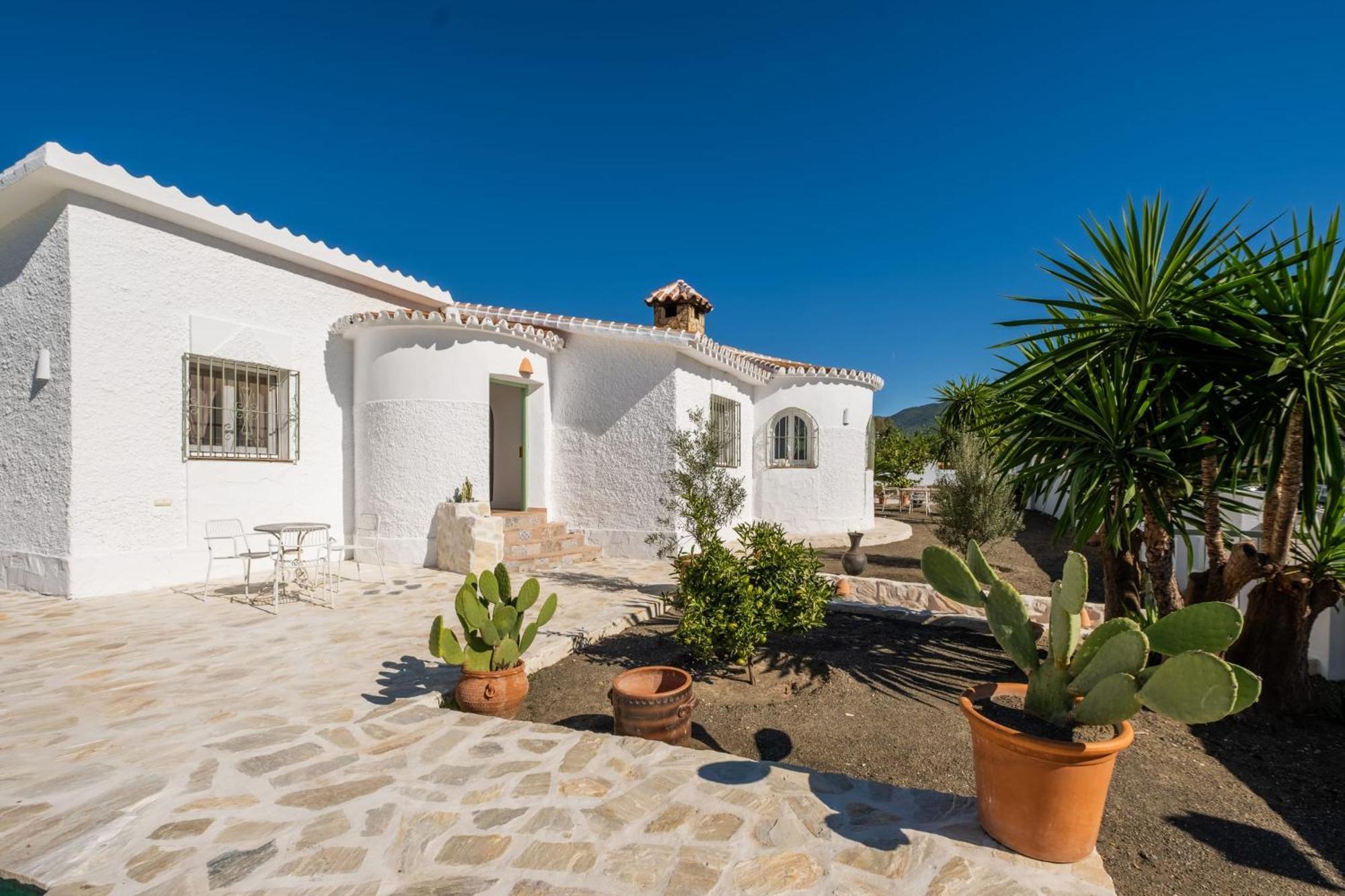 Cayetana - Spacious 4-bedroom With Private Pool Terrace & Bbq Villa *